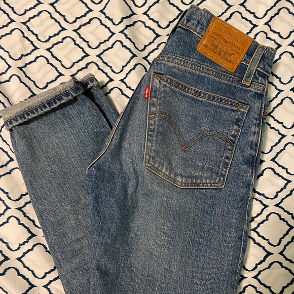 Levi’s Wedgie Straight Jeans in “These Dreams” - Picture 2 of 3